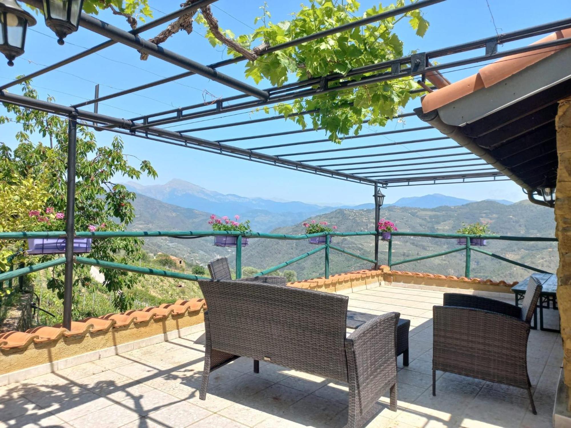 Casetta Mari Immersa In Un Vigneto Dolceacqua Bagian luar foto
